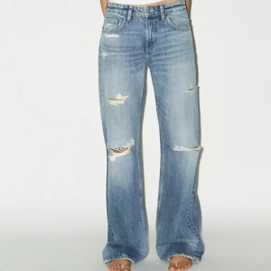 Ljusblå ripped wide jeans - Säljer dessa ass snygga o populära jeans från Zara som är helt slutsålda. De är använda 1 gång så helt som nya. Säljer eller kan byta till storlek 36!!