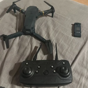 Drönare - Det här är en drönare som kan styras med en kontroll. Priset kan diskuteras 