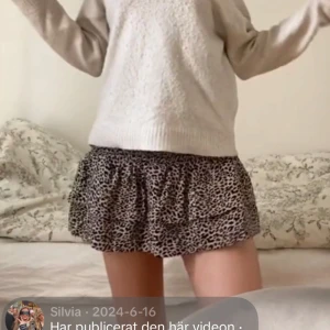 Leopardmönstrad volangkjol - Säljer min vomangkjol från Zara. Den är lågmidjad och har inbyggda shorts!! Super snygg och knappt använd💛