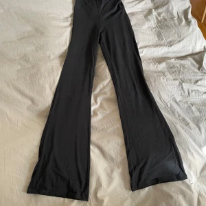 Yogapants - Säljer mina yogapants från ginatrico! 🫶🏻 Jag är 170 och det är för korta för mig. De är i mycket bra kvalité och inga tydliga teken på användning. 🫶🏻 skriv om ni vill har fler bilder! 🫶🏻🫶🏻