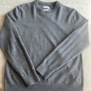 Grå merinoulltröja These Glory Days - Grå ”THESE GLORY DAYS” tröja, med 100% merino ull, den är i nyskick och har inga defekter alls, storlek är S men den kan passa XS också.