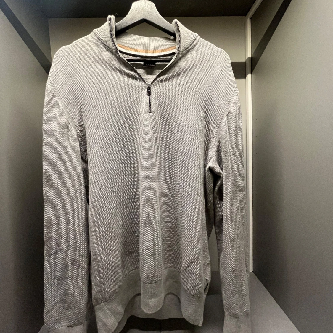 Grå half zip tröja från BOSS