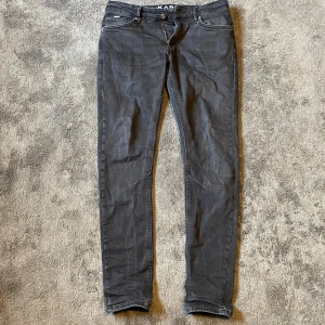 Svarta skinny jeans från Karve - Sparsamt använda byxor som nypris är 650 kr.         Snygga svarta skinny jeans från Karve i stretchigt jeanstyg. Klassisk femficksmodell med dragkedja och knapp framtill. Perfekta för dig som gillar en tight passform och stilren look.