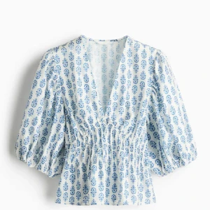 Vit och blå blus med puffärm - Intressekoll på denna populära blus från H&M!🥰