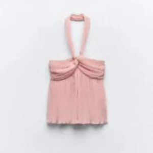 Rosa zara halterneck topp - Supersöt plisserad halterneck topp i ljusrosa med twistad detalj framtill. Tunt, flowy tyg som ger en luftig känsla och snyggt fall. Kontakta mig innan du köper💕Ganska liten i storleken, kan sänka i pris ev