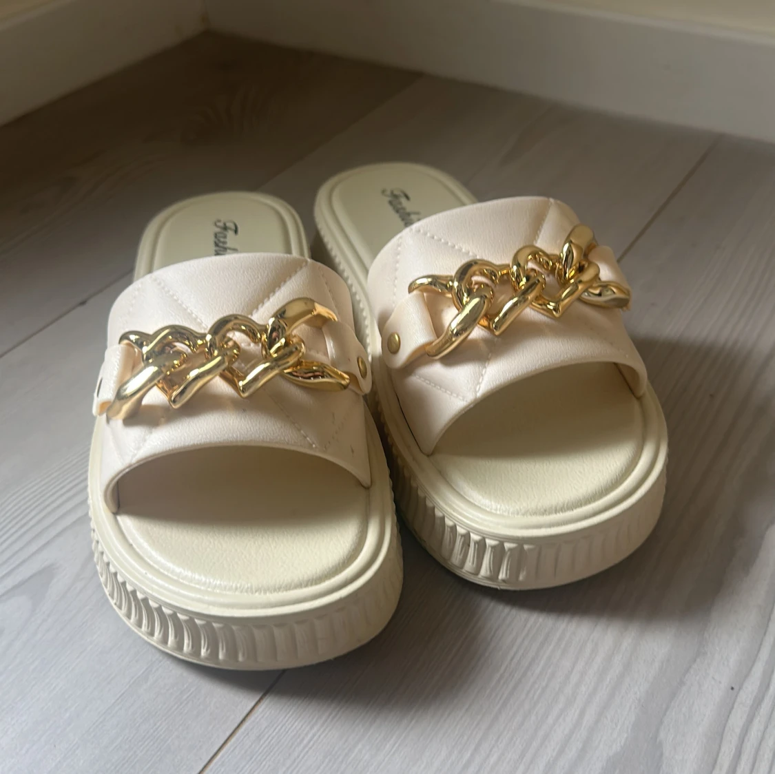 Beige sandaler med guldkedja - 2