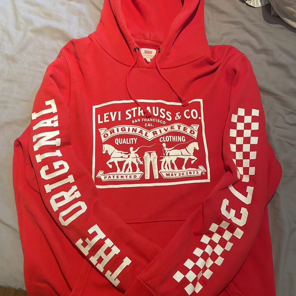 Röd hoodie från Levi's med tryck