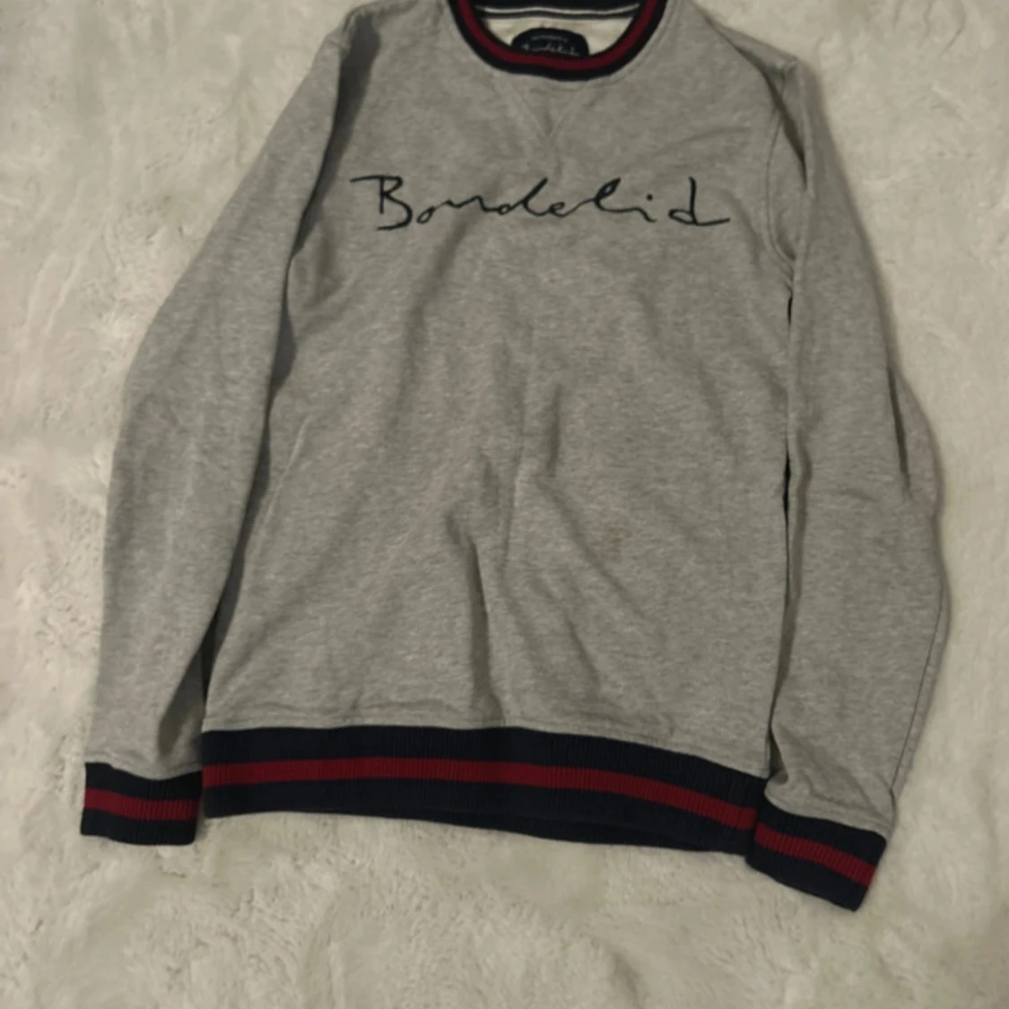 Grå tröja från Bondelid med ränder