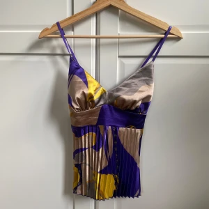 Roccobarocco topp - Superfin topp med kryss i ryggen från Roccobarocco🪸