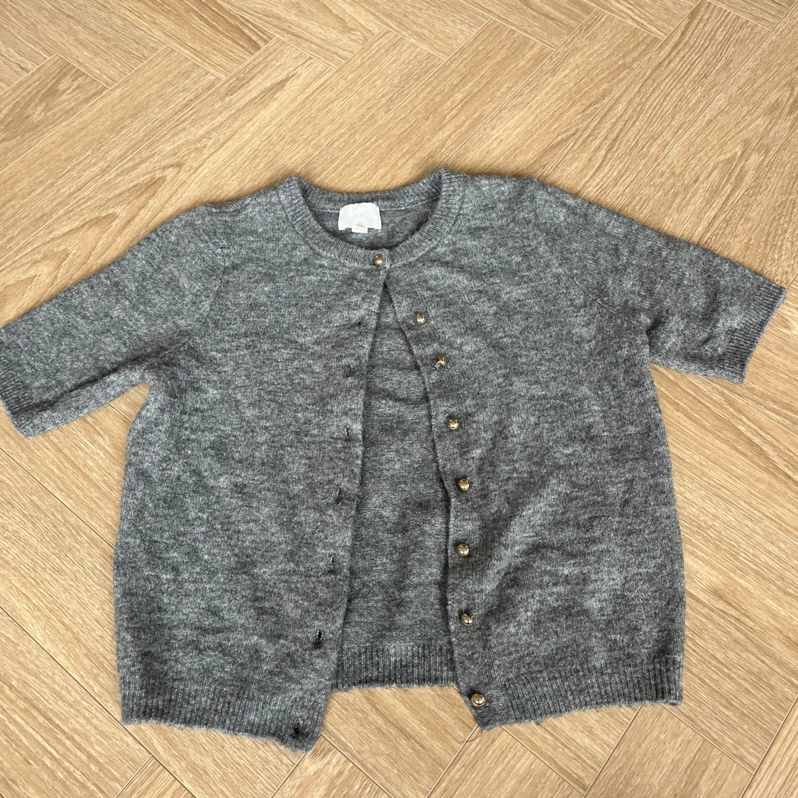 Grå kofta från H&M med guldknappar