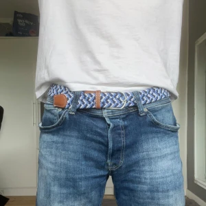 Flätat grisch bälte  - Fick 2 likadana i julas och använder bara ett så testar om jag kan sälja de. Bältet är cirka 100 cm långt och är från märket Montore. Tack vare att de går att justera vart man vill spänna bältet passar de alla. Aldrig använd så helt nyskick! 