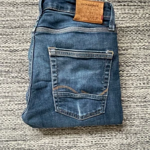 Jack & Jones jeans - Snygga blå jeans från Jack & Jones i modellen tapered mike. Storleken i jeansen är 28,30. Fint skick på dessa jeans