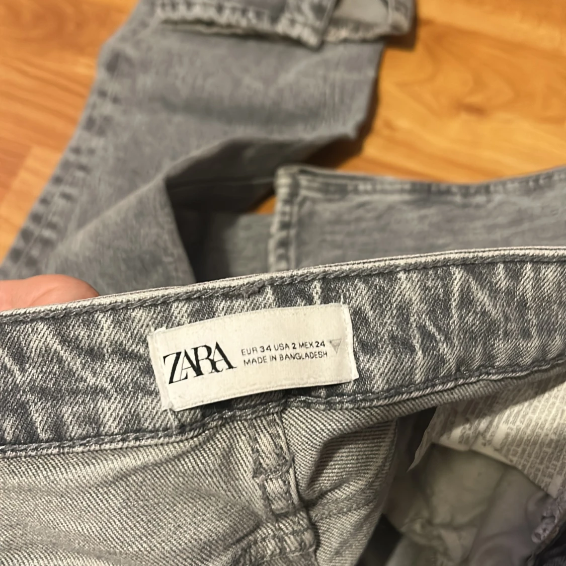Grå raka jeans från Zara, strl 34 - 3