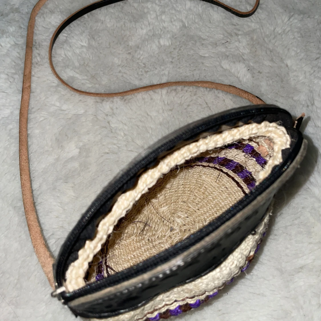 Randig axelväska i naturmaterial - 1