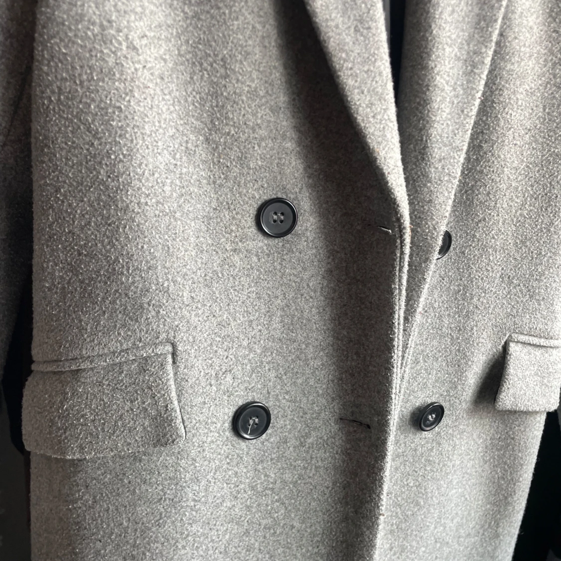 Grå kappa med knappar - 1