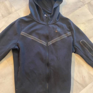 Svart nike tech - Skicka Dm för att diskutera priset.