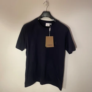 Burberry T-shirt ny med lappar - Ny med lappar kvar, aldrig använd |  Nypris 345€ | storlek M | Marinblå | vid frågor kontakta privat |
