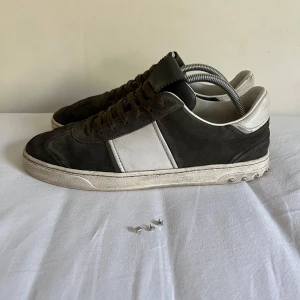 Valentino flycrew mörkgröna - Valentino flycrew mörkgröna i använt skick, en hel del heeldrag och limmat hos en skomakare på bild 3, alla nitar är kvar varav 5 är replacment nitar. 3 extra replacment nitar ingår så om någon skulle ramla av så är de bara att sätta på de du får med