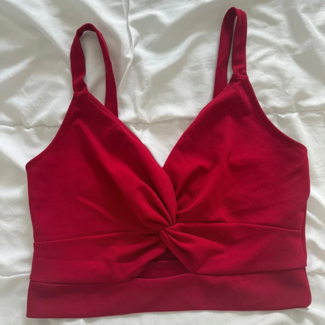 Röd croppad linnetopp med twist