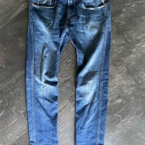 Replay Anbass Jeans - Snygga Replay Anbass jeans i blå tvätt med slim fit passform. I storlek 31/32, sitter tvär bra och är perfekt för alla årstider! Vid någon fråga är det bara att höra av sig! /Alex
