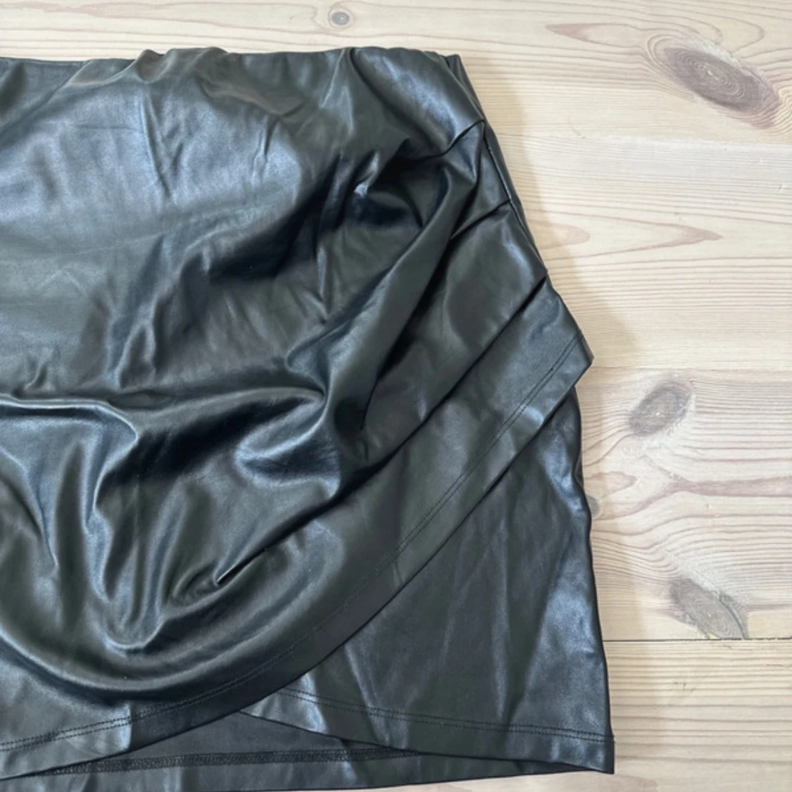 Svart omlottkjol i skinnimitation NLY One - 1