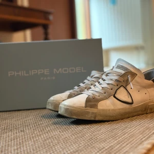Philippe Model  - Snygga vita sneakers från Philippe Model. Storlek 42. Dustbag och box medföljer.