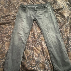 Ljusgråa jeans - Ett par stiliga ljusgråa slimfit jeans från Dressman som passar perfekt till enkla outfits.