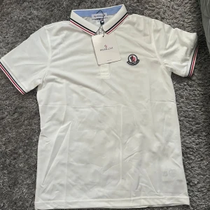 Vit Moncler pikétröja - Sprillans ny moncler piké, använder inte den. Skriv om du är intresserad! Pris kan även diskuteras!!!