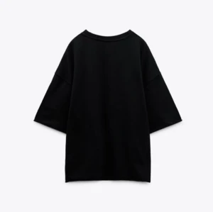 Grå T-shirt  - Säljer denna fina T-shirten från zara som knappt kommer till användning ❣️säljer den dock i grå men ser likadan ut som på bilden ⭐️