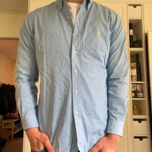 Ralph lauren skjorta  - Jätte fin skjorta i jätte bra skick som är prefekt nu till sommaren jag är 187 83 kg