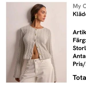 Beige stickad kofta från Nelly - Superfin beige stickad kofta från Nelly med snygga guldknappar framtill. Koftan har lång ärm, rund hals och ett kabelstickat mönster. Använd 1 gång