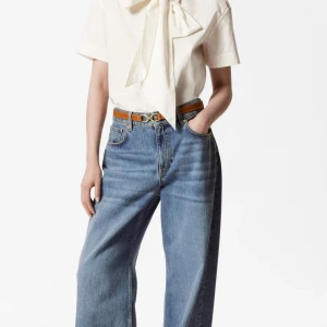 Wide jeans från & Other Stories - Blåa raka jeans strl 40. Köpt för 1090 säljes för 300