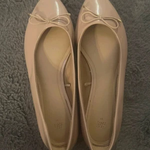 Beige ballerinaskor  - Storlek 37