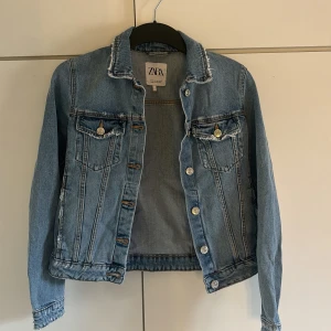 Blå jeansjacka från Zara - Snygg ljusblå jeansjacka från Zara i storlek XS. Jackan är i bra skick och har inga större tecken på användning 💘 Den är rätt liten i storleken 
