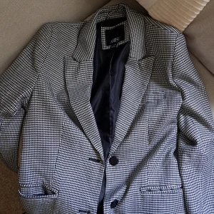 Kavaj från amisu - Fin kavaj från amisu som inte kommer till användning längre. Perfekt till outfiten för en mer uppklädd känsla. Storlek 36. Lös tråd på ena ärmen, se sista bilden. 