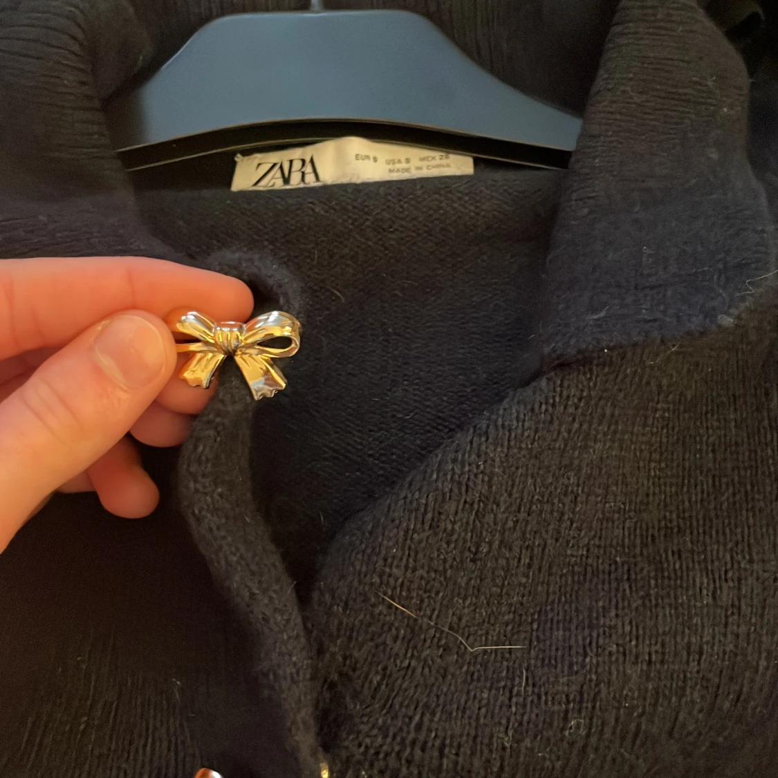 Svart kofta med rosettknappar från Zara - 1