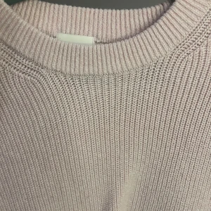 Ljusrosa stickad tröja - Mysig ljusrosa stickad tröja med rund halsringning och långa ärmar. Perfekt för lager-på-lager och passar till både jeans och kjol. Enkel och stilren design som är lätt att matcha.