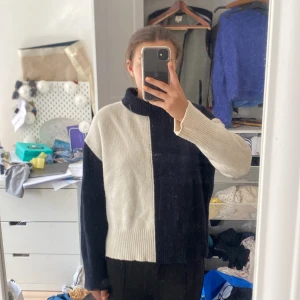 Svart och vit stickad polotröja - Säljer en stickad polotröja i svart och vitt med blockmönster! Den har en liten fläck som kanppt syns💕