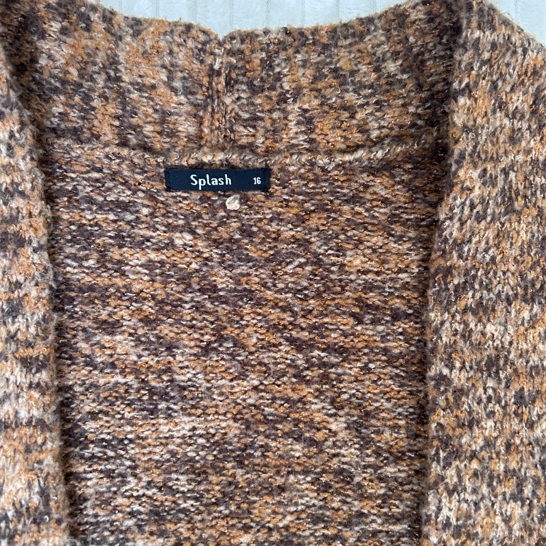 Brunmelerad stickad kofta från Splash - 3
