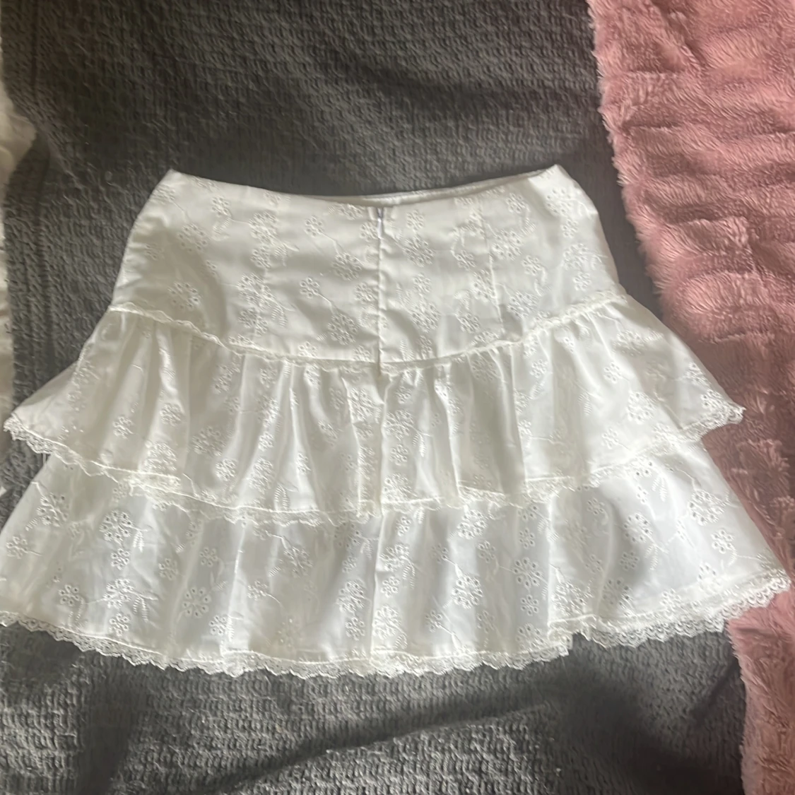 Vit kjol med volanger  - 1