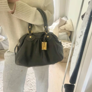 Handväska från Marc Jacobs - Säljer nu min såå fina väska från March Jacobs!! Dustbag medföljer🫶🏼 Den är i fint skick men har lite slitningar på kanterna (se sista bilden) Pris kan diskuteras💝