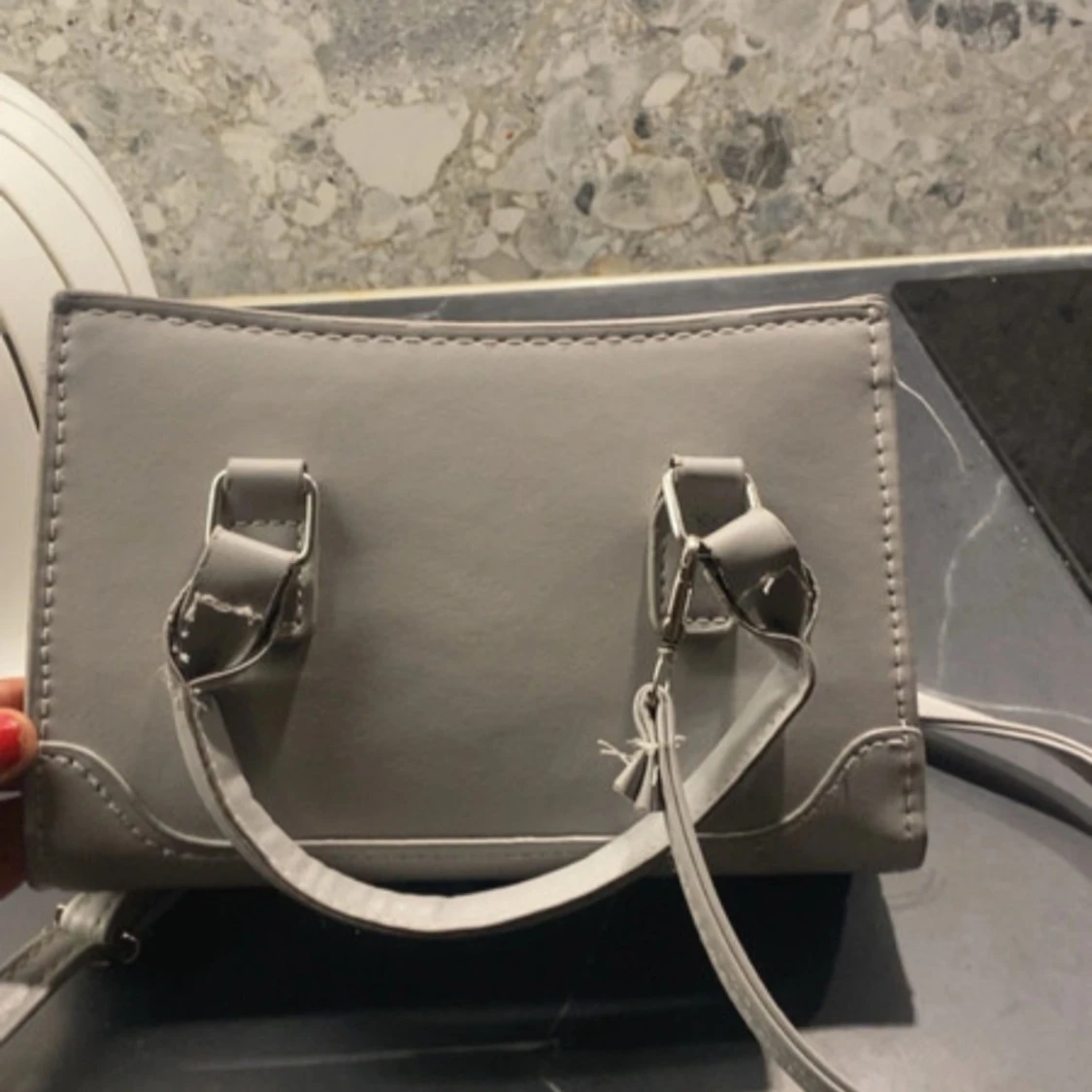 Grå axelväska med dragkedjedetalj - 1