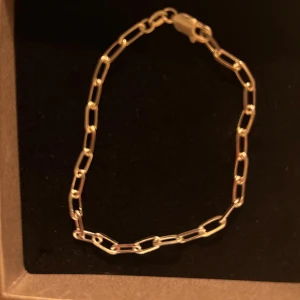 Armband i äkta silver med stora länkar - Stilrent armband i äkta silver med ovala, större länkar och karbinlås. Perfekt för dig som gillar minimalistiska smycken med en modern touch. Passar att bära både ensamt eller tillsammans med andra armband.
