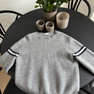 Grå stickad tröja från Moncler - Säljer en grå stickad tröja från Moncler, inga fula märken på den.