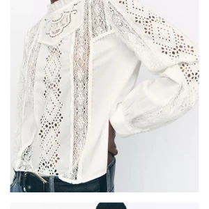 Vit spets blus från Zara - Säljer denna super söta vita, långärmade blusen från Zara.  Passar perfekt nu till sommaren. Nästan oanvänd, köpt för 559kr och säljer för 300kr🥰🥰