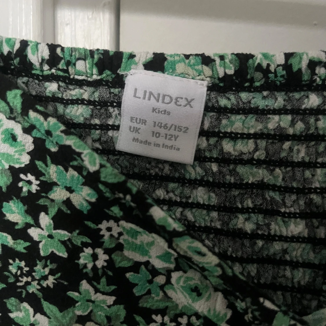 Grön blommig croppad topp från Lindex - 1