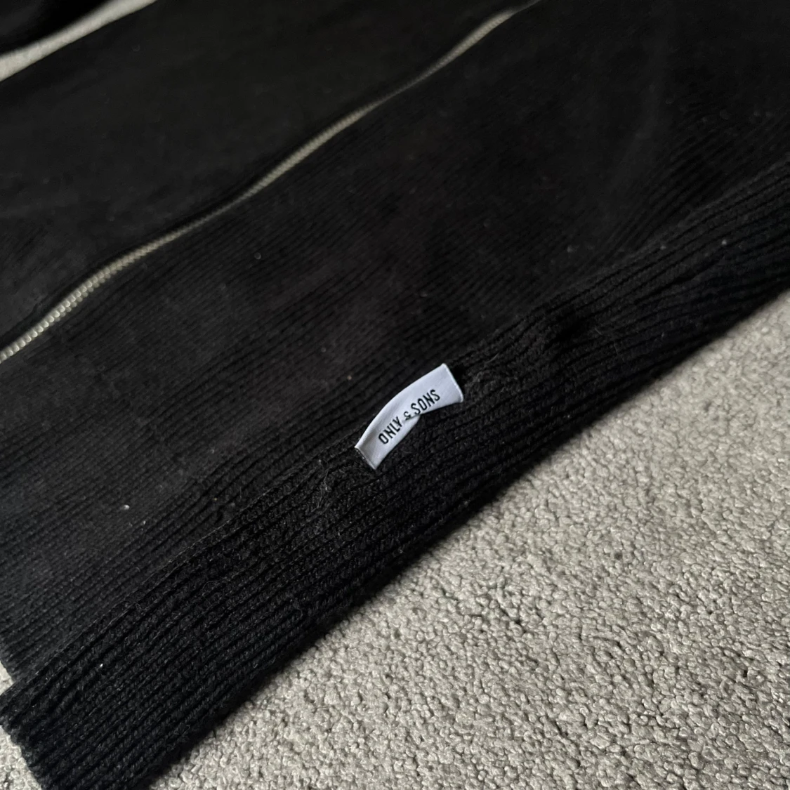 Svart stickad kofta med dragkedja från ONLY & SONS - 1