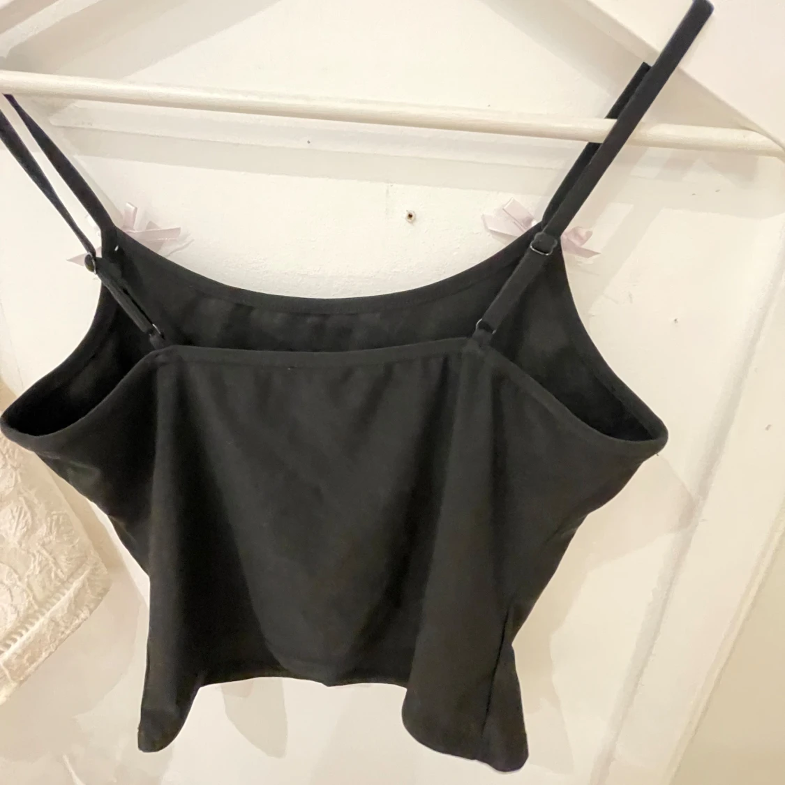 Svart linnetopp med text Miss Adore - 2