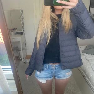 Svart lättviktsdunjacka från Uniqlo - Säljer nu min lättviktsjacka från uniqlo. Använd förtal gånger men har små sminkfläckar som nog går bort i tvätten och verkligen inget man tänker på. Fråga för fler bilder❣️ kom med prisförslag 
