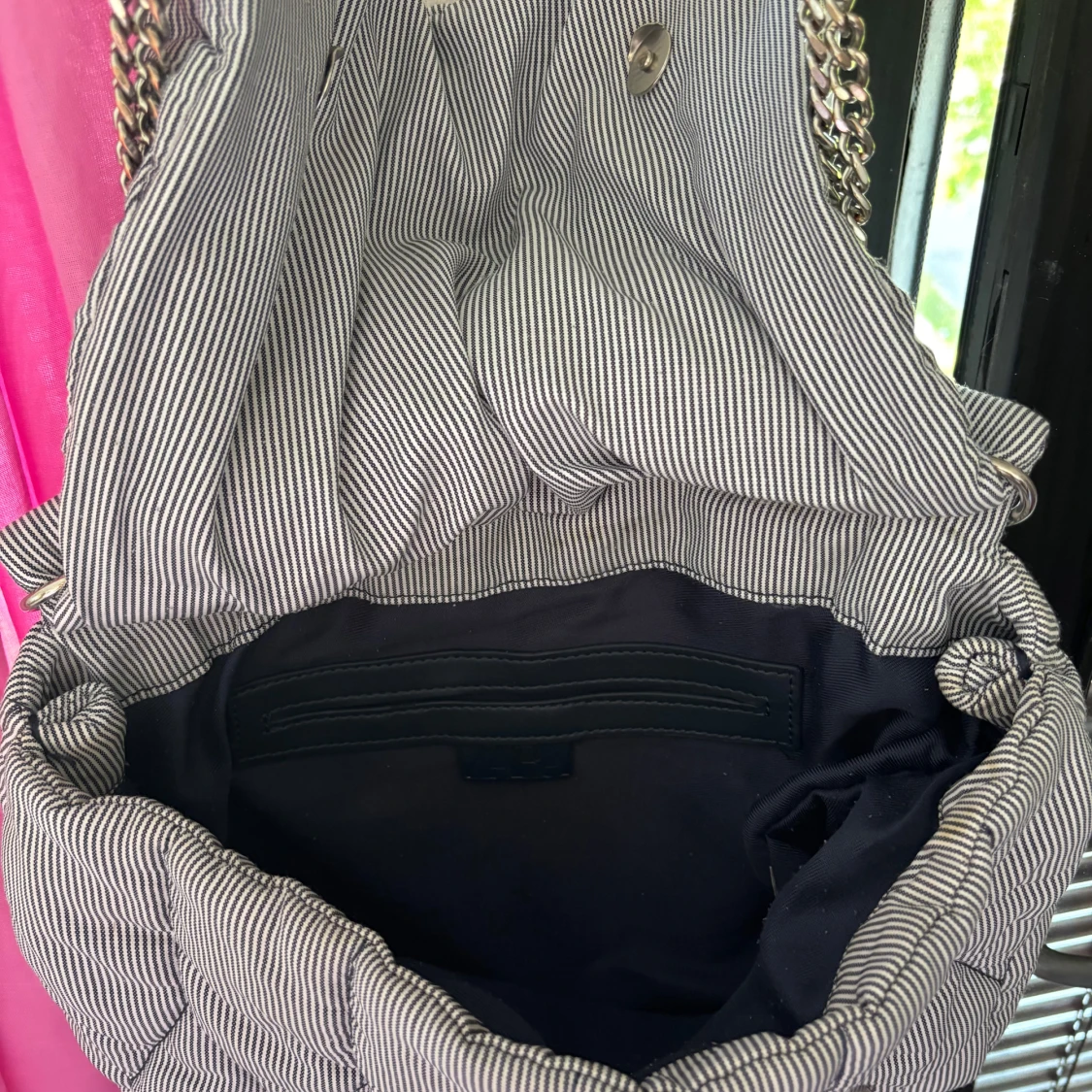 Randig axelväska med kedjerem - 1